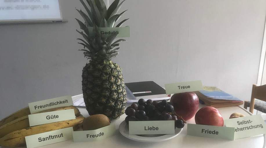 Obst mit den Eigenschaften zu "Die Frucht des Geistes"